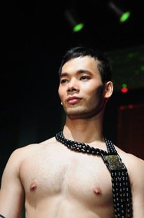 ผู้ชายกับสร้อยคอ