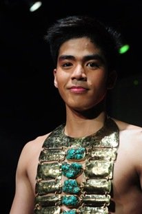 ผู้ชายกับสร้อยคอ