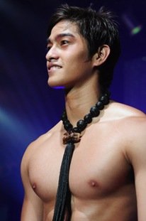 ผู้ชายกับสร้อยคอ