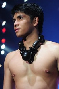 ผู้ชายกับสร้อยคอ