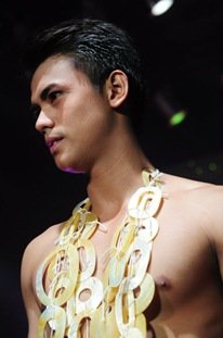 ผู้ชายกับสร้อยคอ