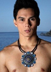 ผู้ชายกับสร้อยคอ