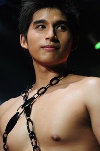 ผู้ชายกับสร้อยคอ