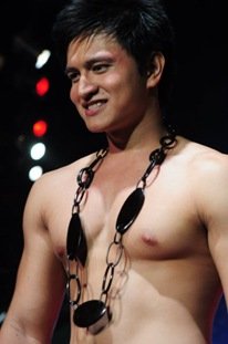 ผู้ชายกับสร้อยคอ