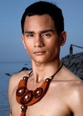 ผู้ชายกับสร้อยคอ