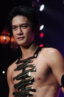 ผู้ชายกับสร้อยคอ