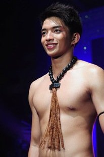 ผู้ชายกับสร้อยคอ