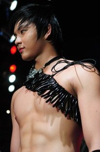 ผู้ชายกับสร้อยคอ