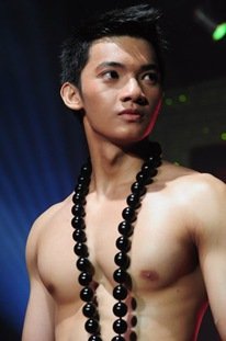 ผู้ชายกับสร้อยคอ