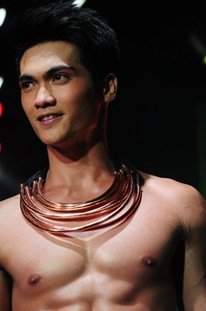 ผู้ชายกับสร้อยคอ