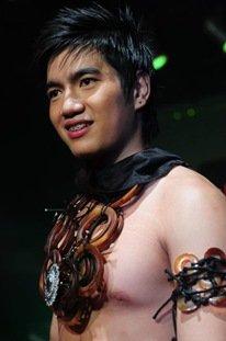 ผู้ชายกับสร้อยคอ