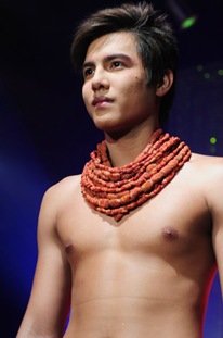 ผู้ชายกับสร้อยคอ