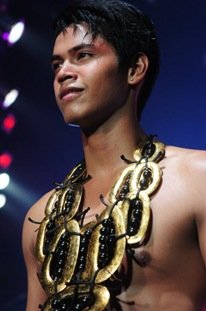 ผู้ชายกับสร้อยคอ