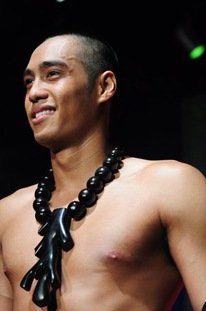 ผู้ชายกับสร้อยคอ