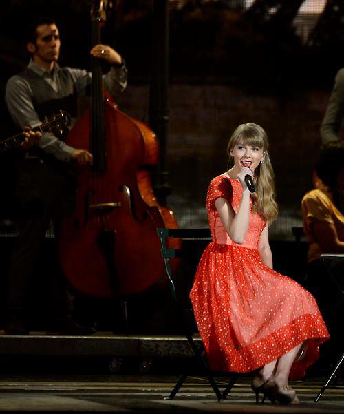 Taylor Swift : Performance Begin again @CMA Awards 2012