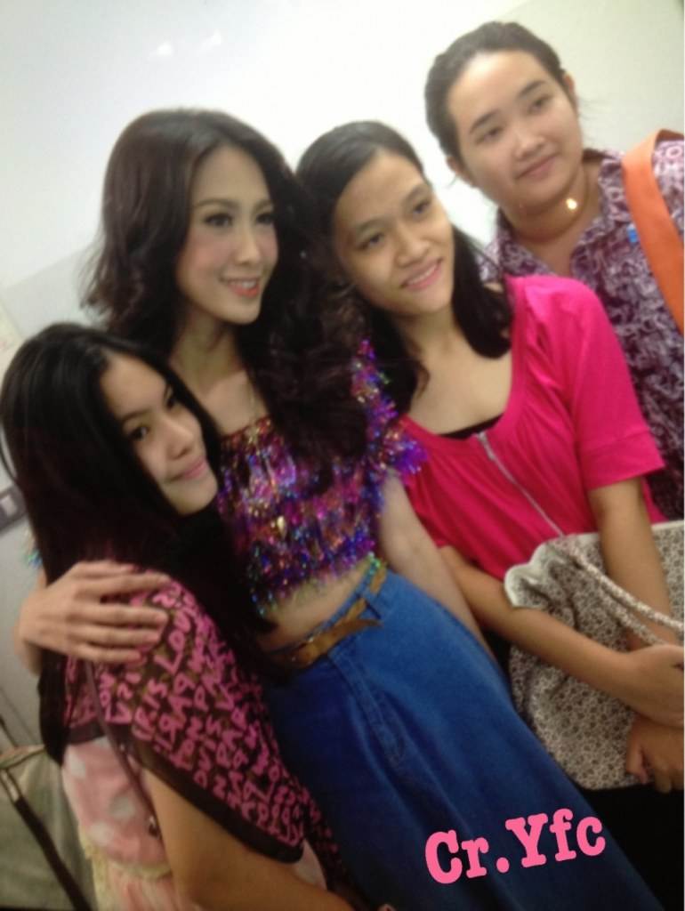 ยุ้ย จีรนันท์พาแฟนคลับไปเลี้ยงข้าว แบบเป็นกันเองสุดๆ