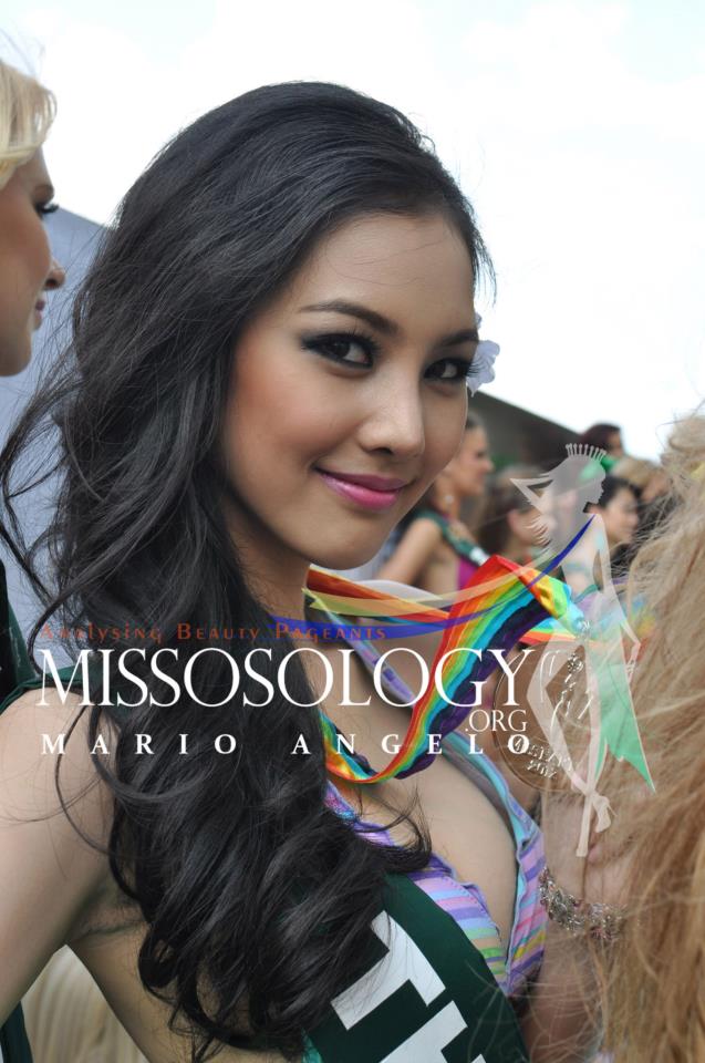 ขอแสดงความยินดีน้องมายด์ กับรางวัลขวัญใจสื่อเหรียญเงินในรอบชุดว่ายน้ำ Miss Earth 2012