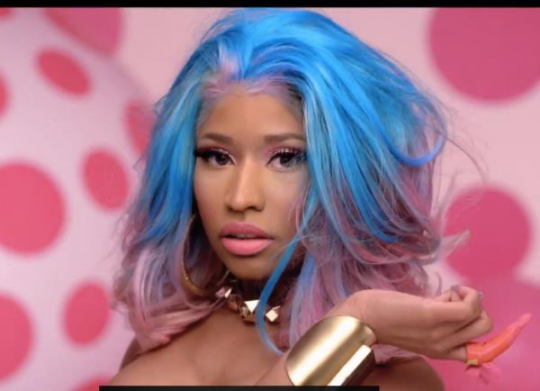 nicki minaj กับสีผมสุดเจ็บ