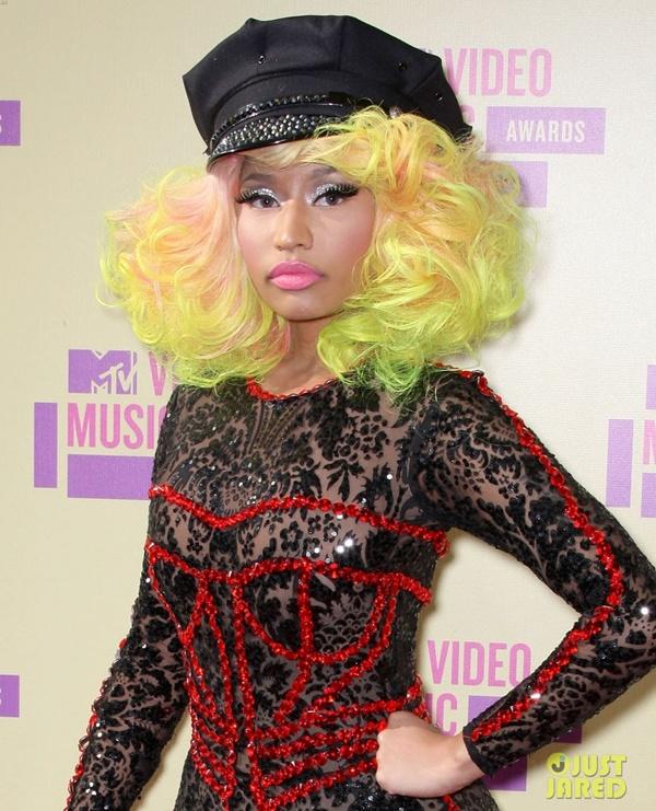 nicki minaj กับสีผมสุดเจ็บ
