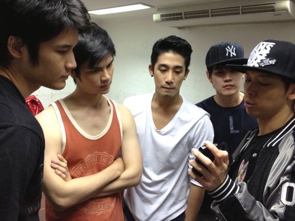 4 หนุ่ม “C-Quint” ฟิตซ้อม…พร้อมออกสเต็ปอีกครั้ง!