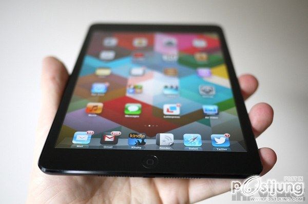 iPad mini (ไอแพด มินิ) มีขนาดหน้าจออยู่ที่ 7.9 นิ้ว ความละเอียด 1024 x 768 พิกเซล ซึ่งเป็นความละเอีย