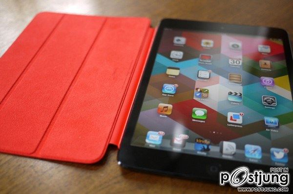 จะเห็นได้ว่า ขอบที่เป็นเหมือนบานพับของ Smart cover บน iPad mini นั้น จะไม่ใช่เหล็ก 2 อันแยกกันแบบ Sm