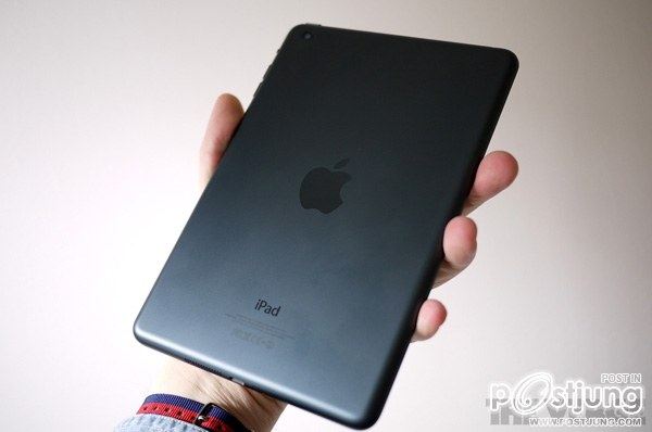สำหรับน้ำหนักของ iPad mini (ไอแพด มินิ) นั้น อยู่ที่ 308 กรัม สำหรับรุ่น Wi-Fi หรือ 312 กรัม สำหรับร