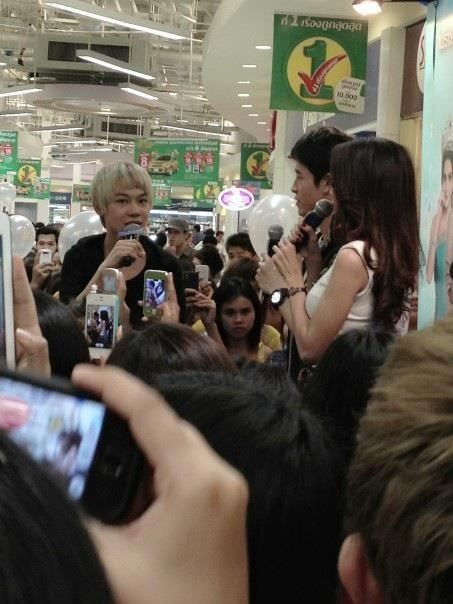 ยุ้ย จีรนันท์ ก็ฮอตไม่แพ้อั้ม ออกงานคนมุ่งเยอะเหมือนกันนะครับ