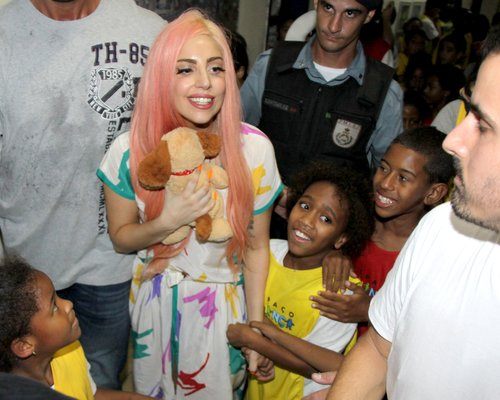 Lady Gaga ใจบุญ ควัก 30 ล้าน ช่วยผู้ประสบภัย-เตะบอลกับเด็กสลัม