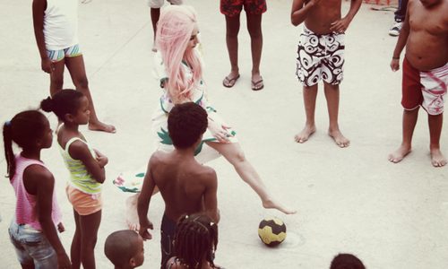 Lady Gaga ใจบุญ ควัก 30 ล้าน ช่วยผู้ประสบภัย-เตะบอลกับเด็กสลัม