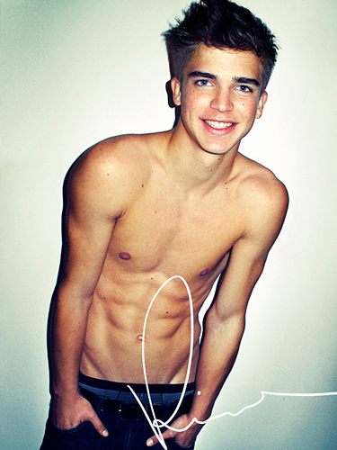 8. ริเวอร์ วีเพอร์รี่ นายแบบชาวฟินแลนด์