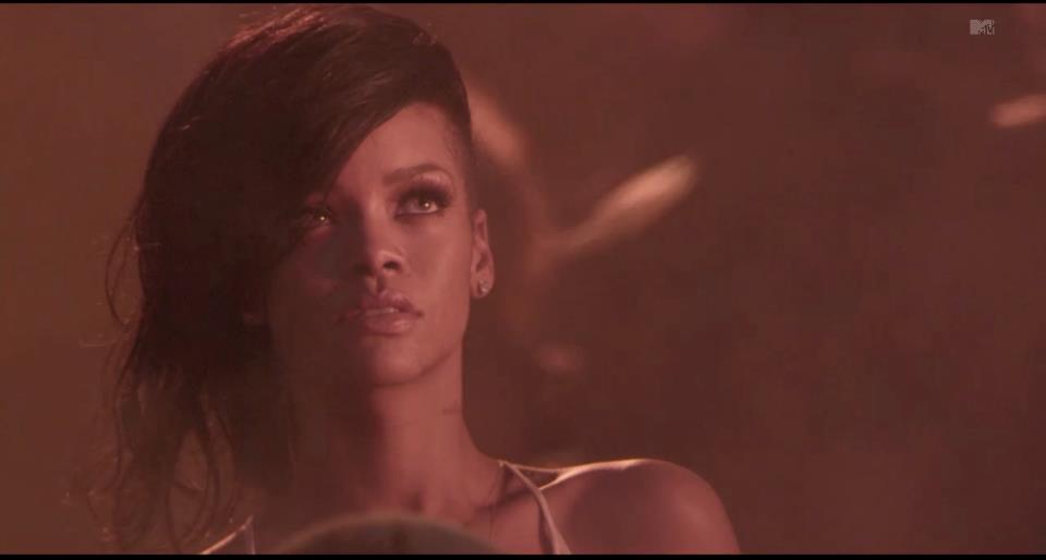 [MV] [Live] Rihanna - Diamonds