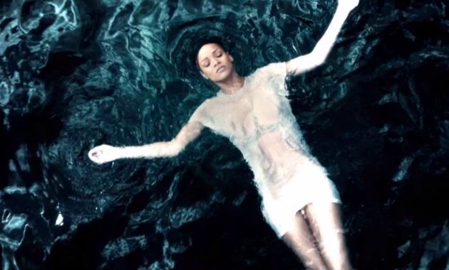 [MV] [Live] Rihanna - Diamonds