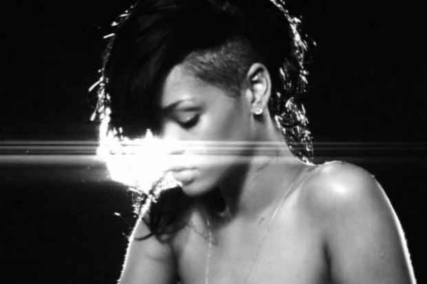 [MV] [Live] Rihanna - Diamonds