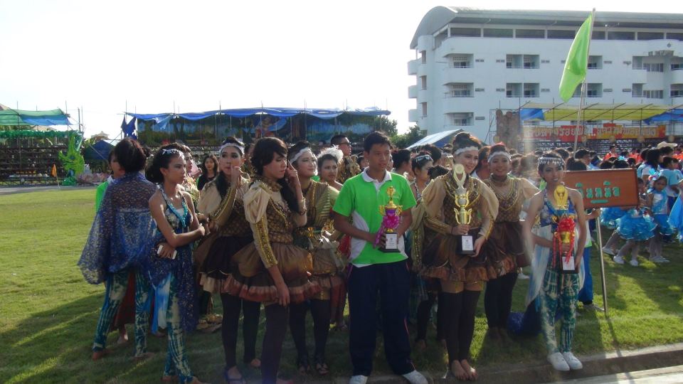 กีฬาสี โรงเรียนประภามนตรี2 คณะอินทนิล สีเขียว ปี55