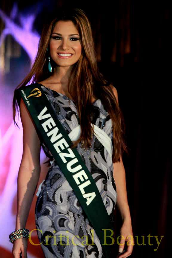 Miss Venezuela Earth 2012 รอบชุดราตรี ชุดว่ายน้ำ