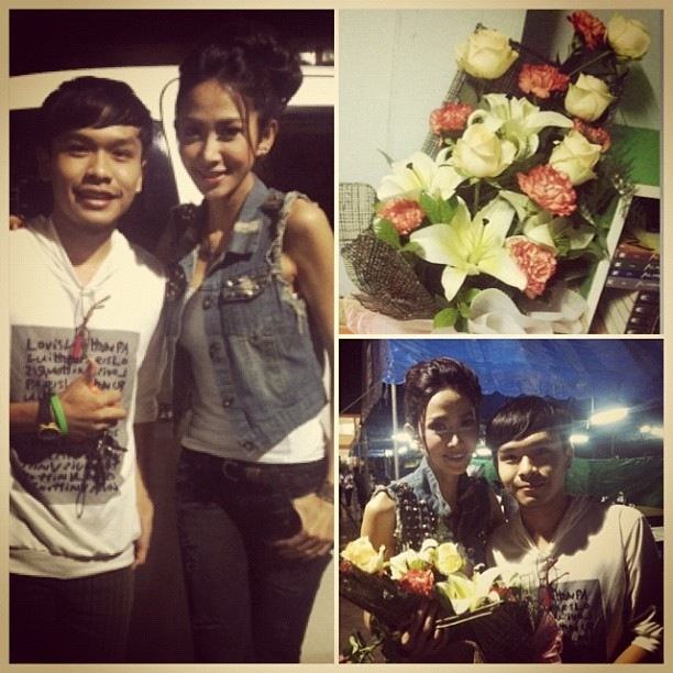 ยุ้ย จีรนันท์ให้ช่อดอกไม้ กับแฟนคลับน่ารักมากๆ งานนี้คนเยอะมาก