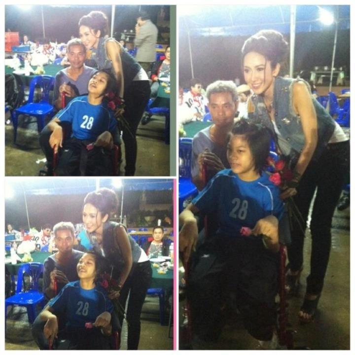 ยุ้ย จีรนันท์ให้ช่อดอกไม้ กับแฟนคลับน่ารักมากๆ งานนี้คนเยอะมาก