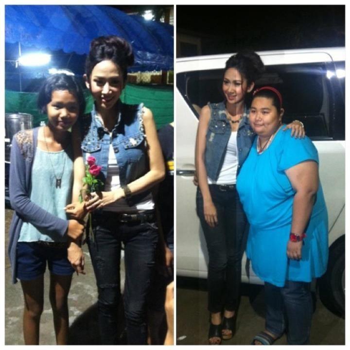 ยุ้ย จีรนันท์ให้ช่อดอกไม้ กับแฟนคลับน่ารักมากๆ งานนี้คนเยอะมาก