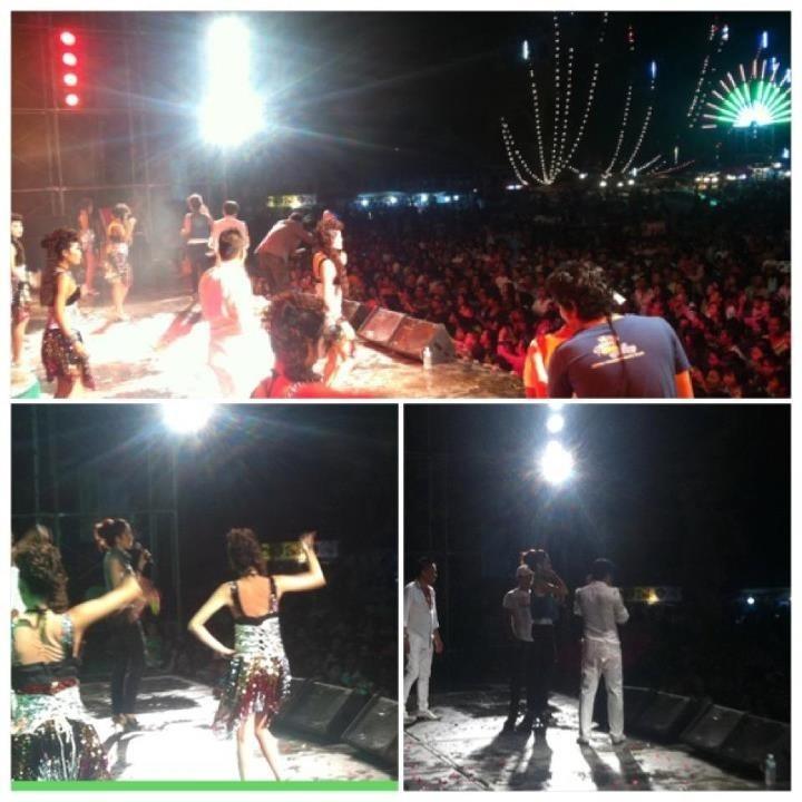 ยุ้ย จีรนันท์ให้ช่อดอกไม้ กับแฟนคลับน่ารักมากๆ งานนี้คนเยอะมาก