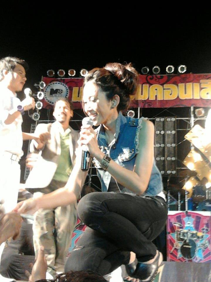 ยุ้ย จีรนันท์ให้ช่อดอกไม้ กับแฟนคลับน่ารักมากๆ งานนี้คนเยอะมาก