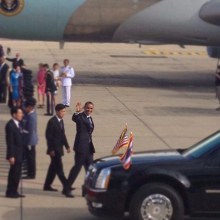 Obama โบกมือให้สื่อ ก่อนขึ้นรถออกจากดอนเมืองเวลา 15:20น.