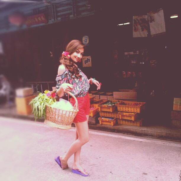 "เนย โชติกา" สวยจนขึ้นหน้าหนึ่ง