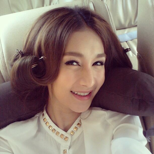 "เนย โชติกา" สวยจนขึ้นหน้าหนึ่ง