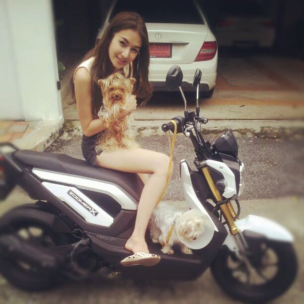 "เนย โชติกา" สวยจนขึ้นหน้าหนึ่ง