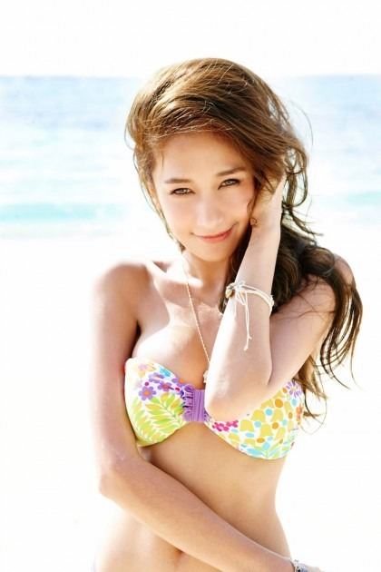 "เนย โชติกา" สวยจนขึ้นหน้าหนึ่ง