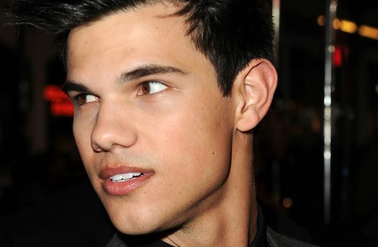 เทย์เลอร์ เลาท์เนอร์ นักรบหมาป่า ทไวไลท์ หุ่นล่ำได้ใจจริงๆ