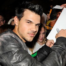 เทย์เลอร์ เลาท์เนอร์ นักรบหมาป่า ทไวไลท์ หุ่นล่ำได้ใจจริงๆ