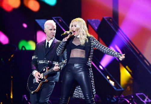 Gwen Stefani - Red Carpet Interview - AMA 2012