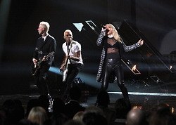 Gwen Stefani - Red Carpet Interview - AMA 2012